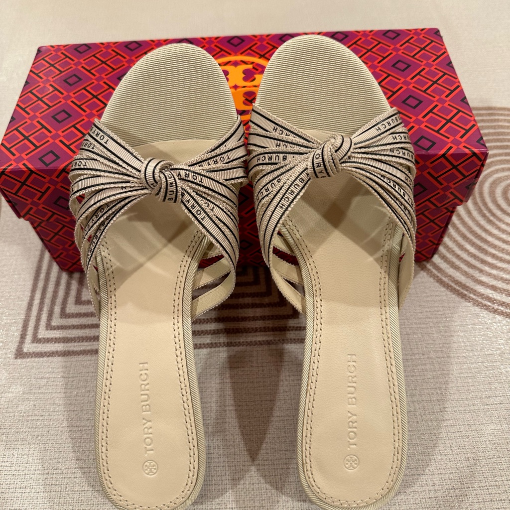 Tory Burch Ribbons Sendal! Classy And Cute Shoes
